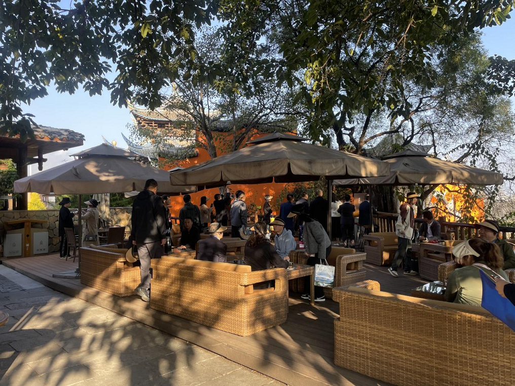 全省文化旅游融合示范項目工作總結(jié)交流會代表團考察學(xué)習(xí)大石板項目(圖5)