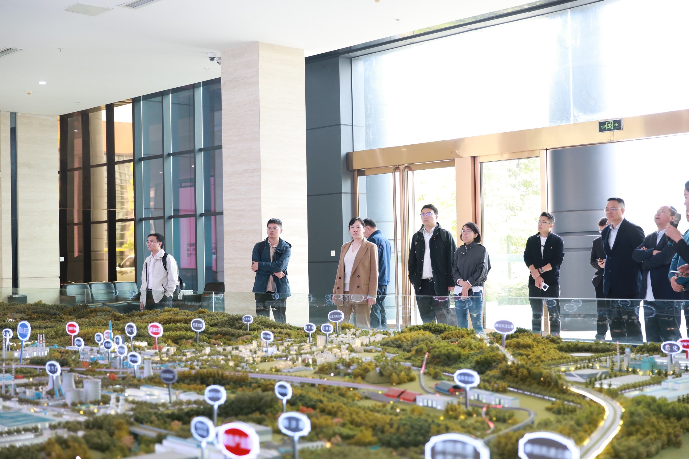 四川發(fā)展先進材料集團蒞威參觀座談