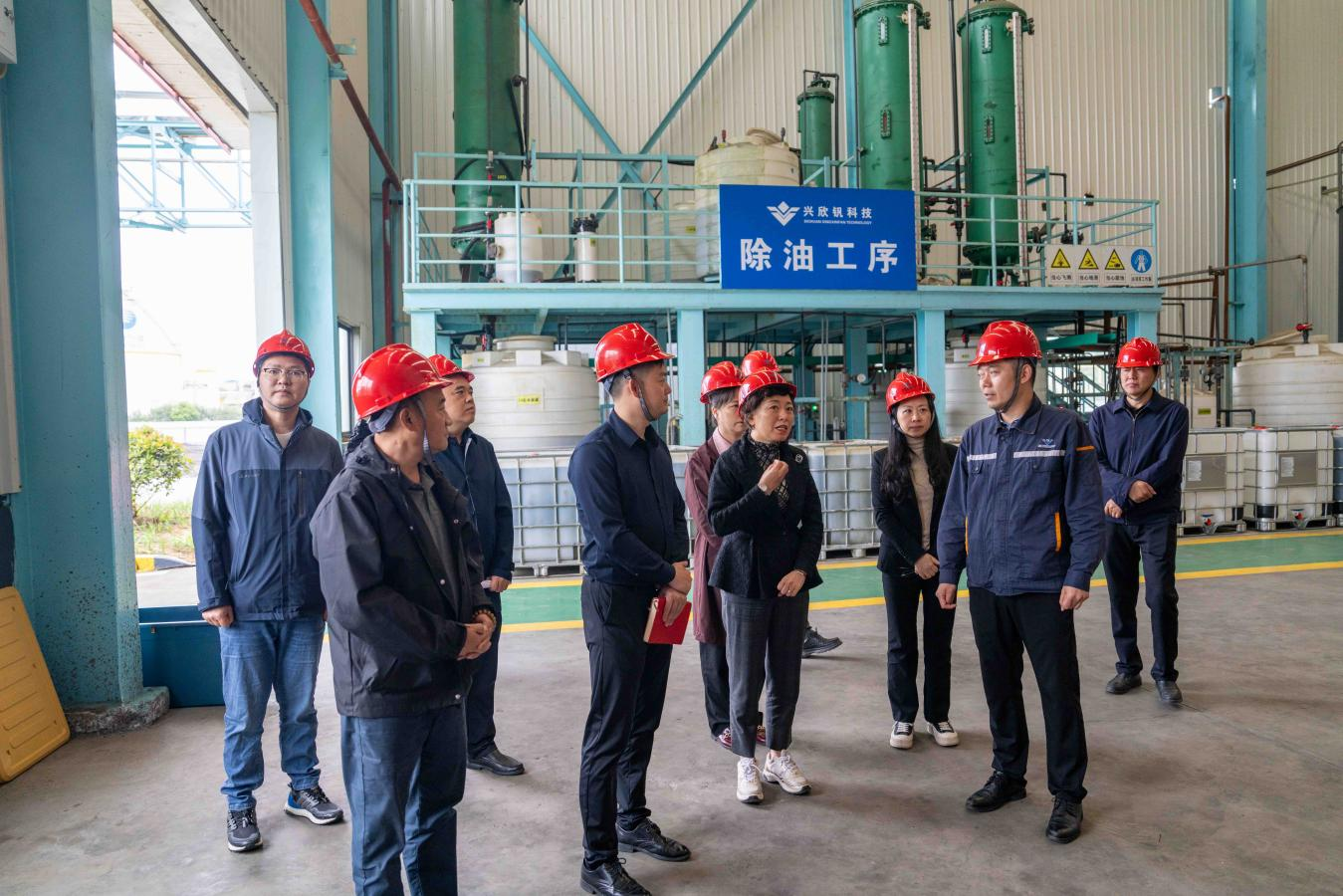 市人大常委會(huì)副主任陳朗一行到四川省興欣釩科技有限公司調(diào)研