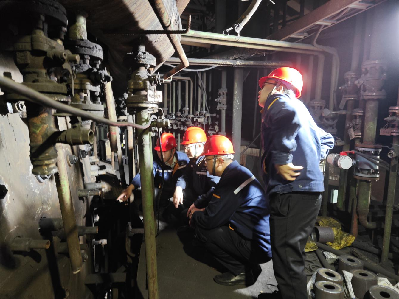  上下同欲迎挑戰(zhàn)  力出一孔搶工期——川威釩鈦科技7#高爐年度計劃中修進入沖刺階段(圖2)