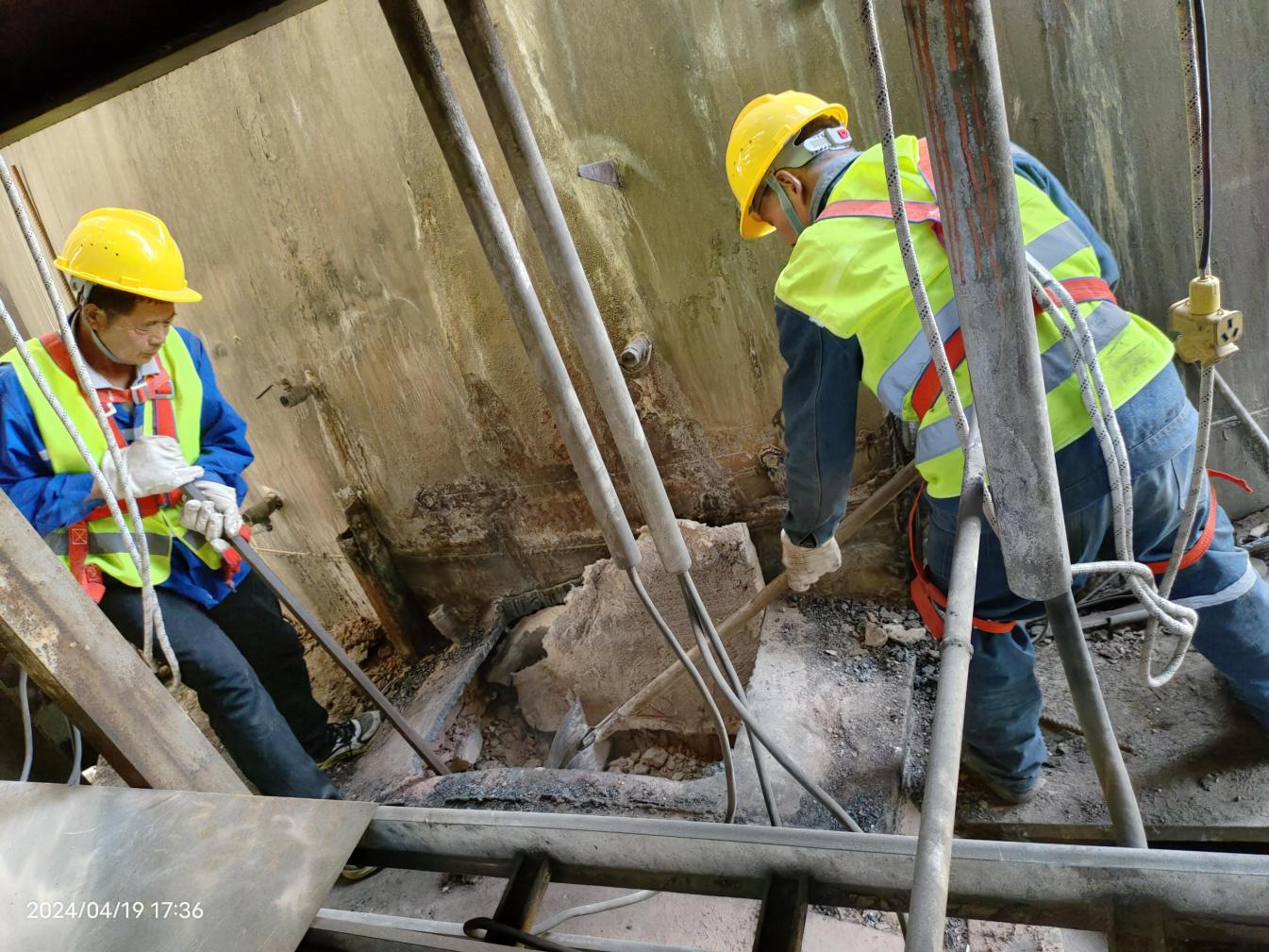  上下同欲迎挑戰(zhàn)  力出一孔搶工期——川威釩鈦科技7#高爐年度計劃中修進入沖刺階段(圖5)