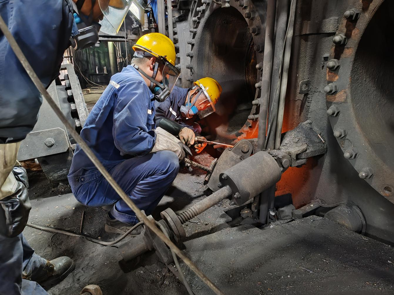  上下同欲迎挑戰(zhàn)  力出一孔搶工期——川威釩鈦科技7#高爐年度計劃中修進入沖刺階段(圖6)