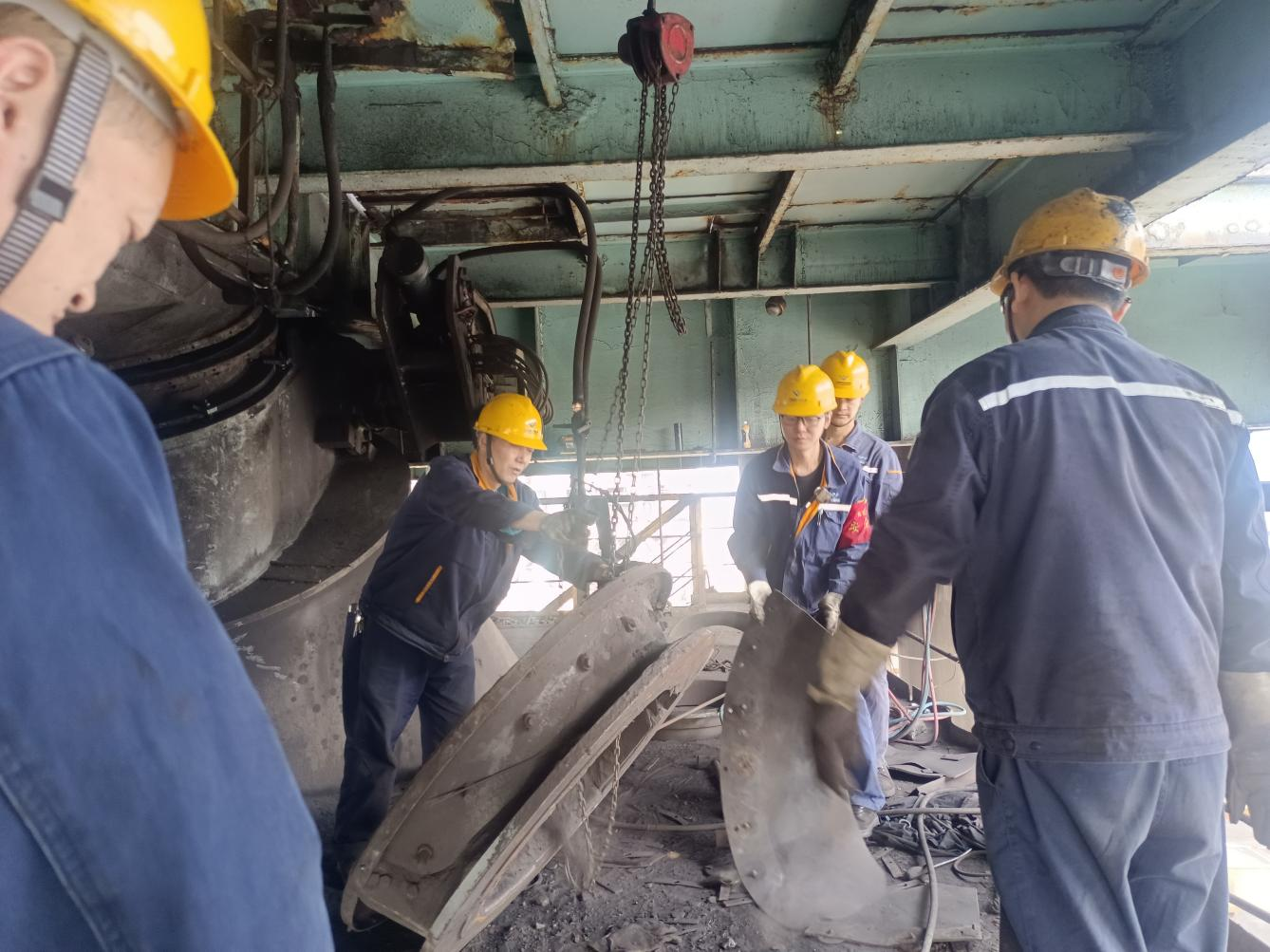  上下同欲迎挑戰(zhàn)  力出一孔搶工期——川威釩鈦科技7#高爐年度計劃中修進入沖刺階段(圖7)