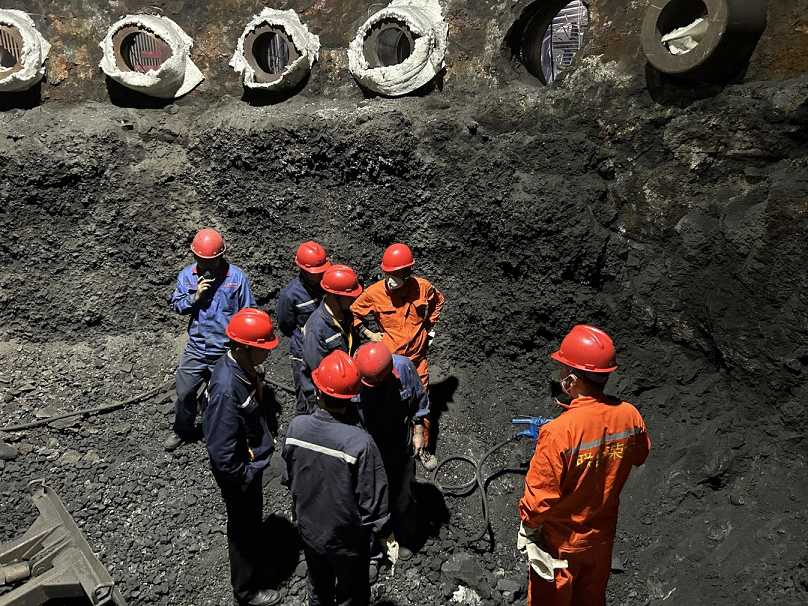  上下同欲迎挑戰(zhàn)  力出一孔搶工期——川威釩鈦科技7#高爐年度計劃中修進入沖刺階段(圖8)