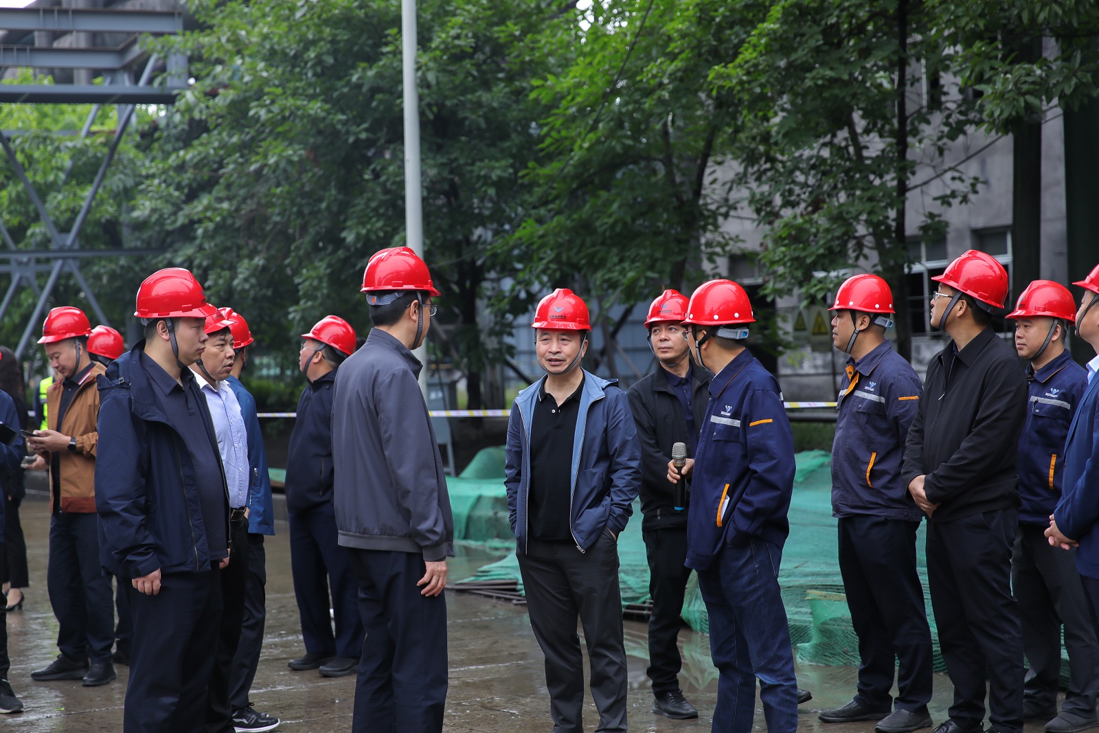 勞動創(chuàng)造價值    奮斗譜寫未來——王勁董事長五一勞動節(jié)到連界基地一線慰問并交流座談(圖3)