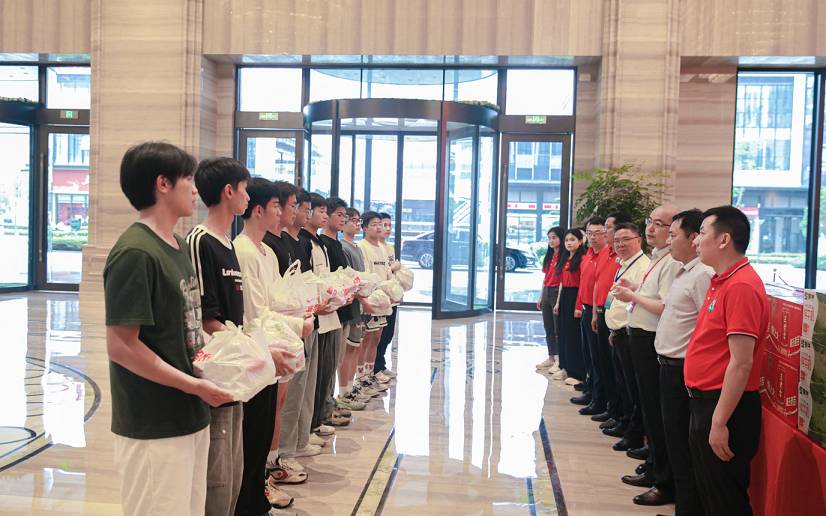 星光不負(fù)趕路人 時(shí)光不負(fù)有心人——集團(tuán)公司慰問(wèn)競(jìng)力學(xué)校2024年高考學(xué)子(圖2)