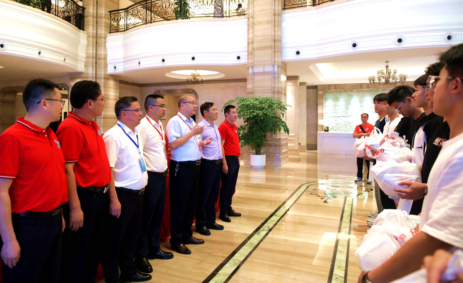 星光不負(fù)趕路人 時(shí)光不負(fù)有心人——集團(tuán)公司慰問(wèn)競(jìng)力學(xué)校2024年高考學(xué)子(圖3)