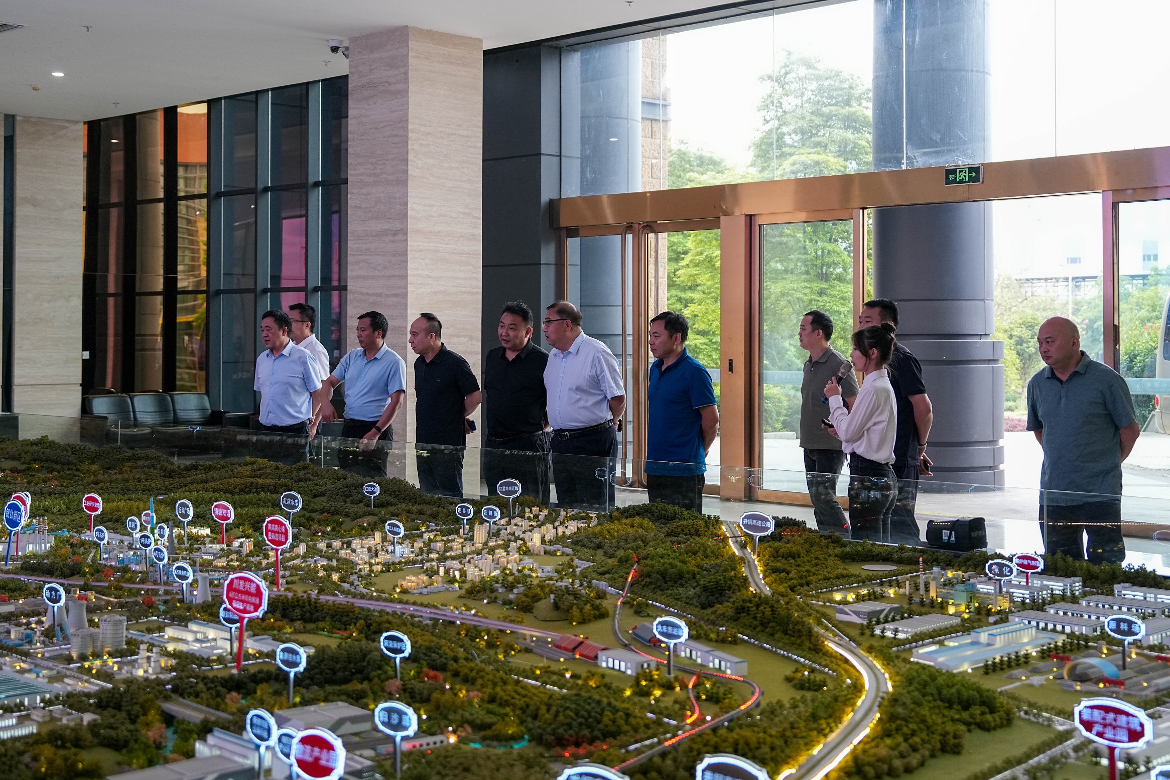 西鄉(xiāng)縣常務(wù)副縣長孫旭一行到川威連界基地調(diào)研