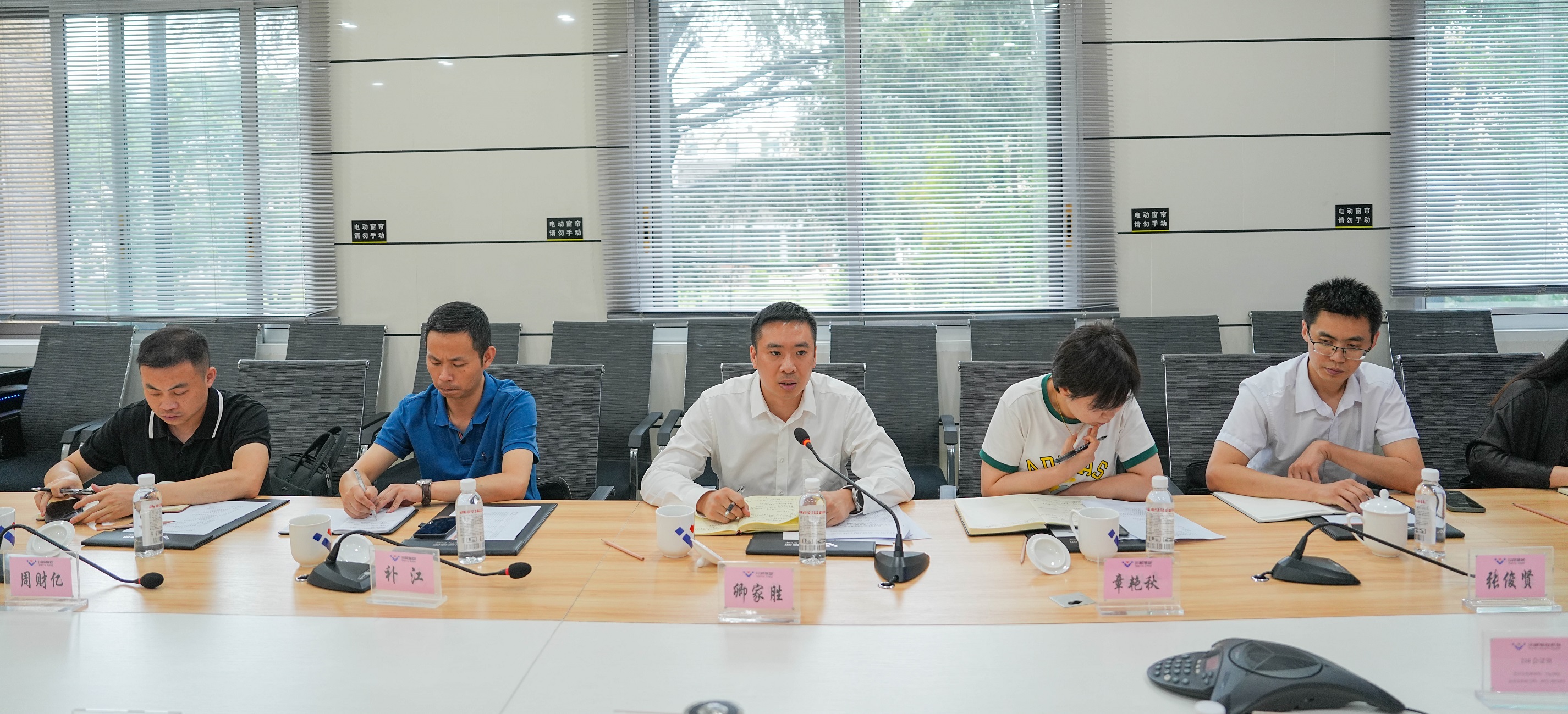 省經(jīng)信廳材料工業(yè)處處長卿家勝一行調(diào)研川威(圖4)