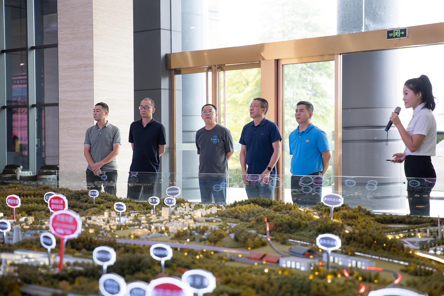 攀國投集團到川威集團參觀交流