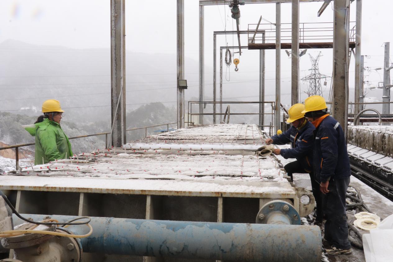 戰(zhàn)風雪，斗嚴寒！ ——聯(lián)鑫礦業(yè)公司會理區(qū)域全力護航節(jié)前安全生產(圖2)