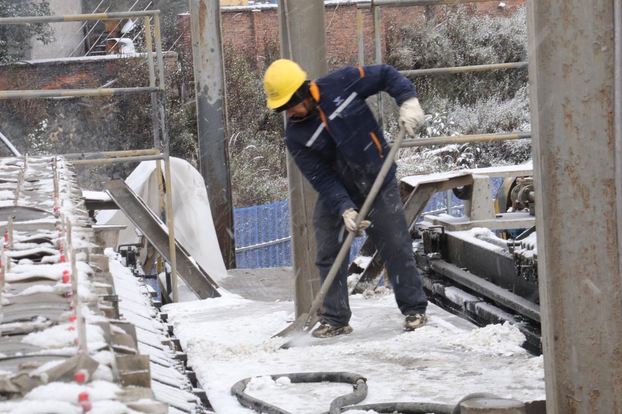 戰(zhàn)風雪，斗嚴寒！ ——聯(lián)鑫礦業(yè)公司會理區(qū)域全力護航節(jié)前安全生產(圖3)