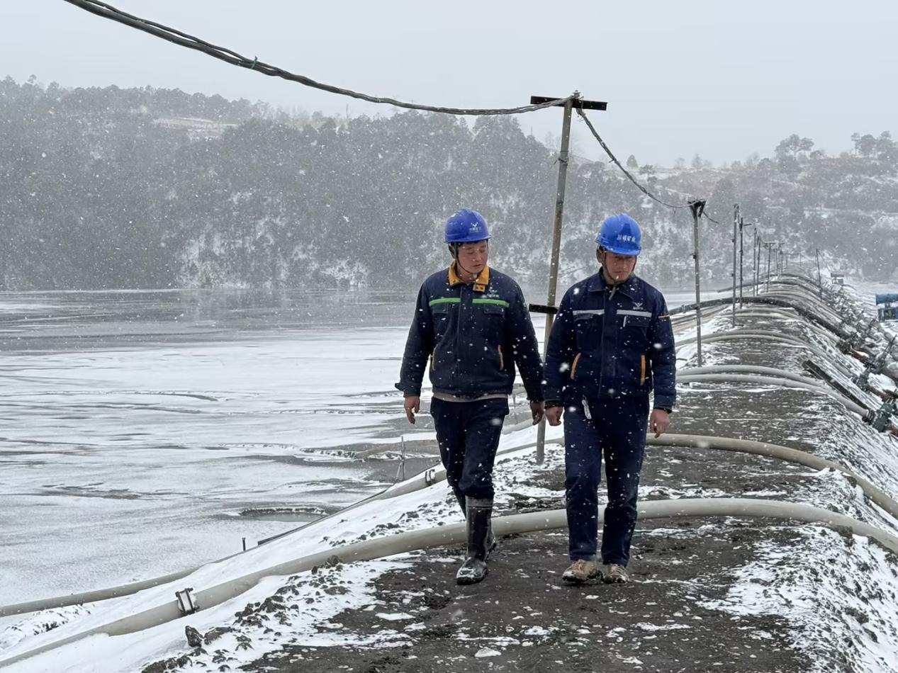 戰(zhàn)風雪，斗嚴寒！ ——聯(lián)鑫礦業(yè)公司會理區(qū)域全力護航節(jié)前安全生產(圖4)