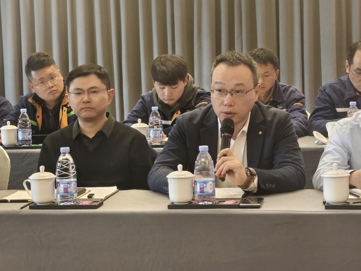 1月28日下午，四川省星船城水泥股份有限公司2025年年度股東大會(huì)暨第五屆十次董事會(huì)、第五屆七次監(jiān)事會(huì)在川威大廈順利召開。本次股東大會(huì)由星船城公司董事會(huì)根據(jù)公司《章程》的規(guī)定召集，股東代表川威集團(tuán)董事(圖5)