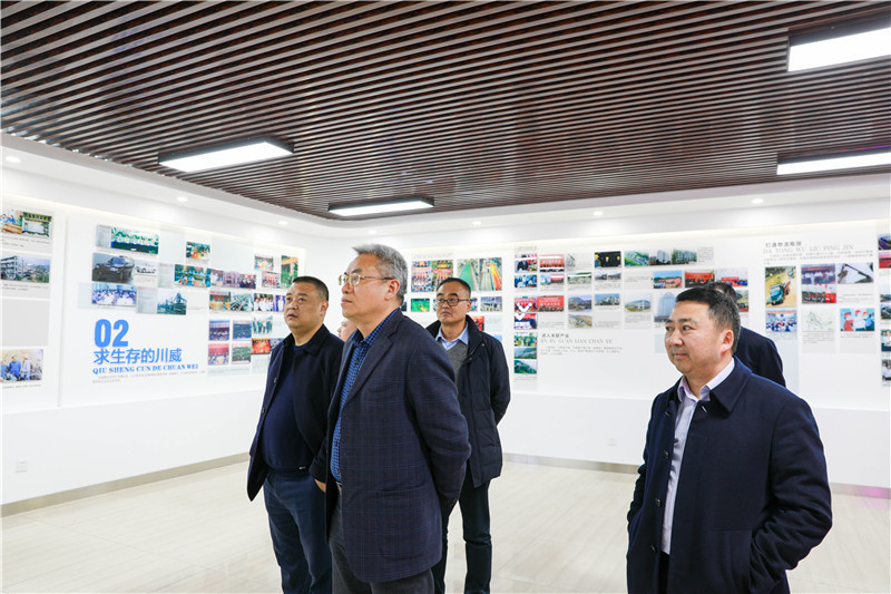 川煤集團副總經(jīng)理徐廷甫一行 到川威連界基地交流(圖2)