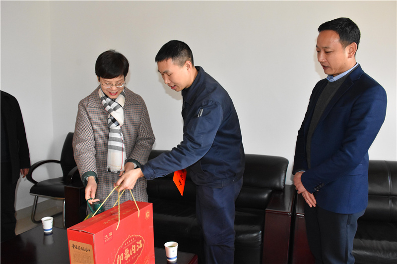 市總工會(huì)領(lǐng)導(dǎo)到川威慰問困難員工暨勞模代表(圖3)