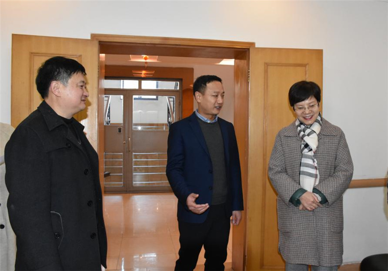 市總工會(huì)領(lǐng)導(dǎo)到川威慰問困難員工暨勞模代表(圖4)