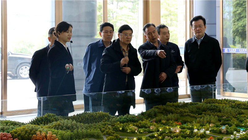 四川循環(huán)經(jīng)濟協(xié)會會長鐘勤建一行到川威連界基地調(diào)研(圖1)