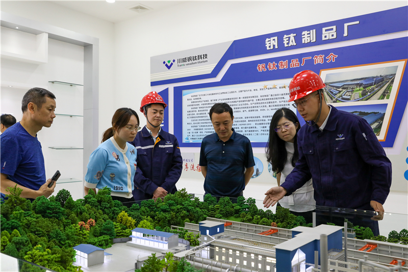四川釩鈦產(chǎn)業(yè)技術(shù)研究院院長(zhǎng)張雪峰一行到川威連界基地調(diào)研交流(圖2)