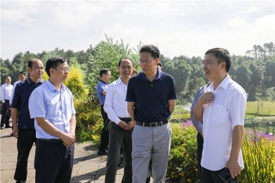 四川省政協(xié)副主席鐘勉一行蒞臨川威連界基地參觀調(diào)研